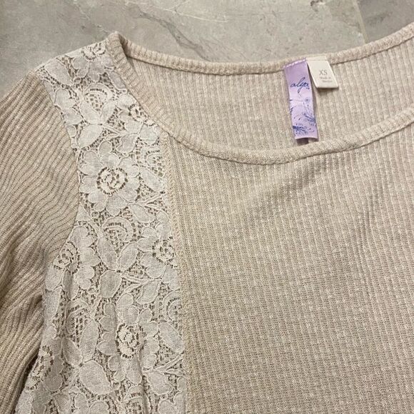 Cream Flowy Top with Lace - Picture 2 of 3